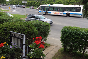 Autobus et arrêt d'autobus en face du Gîte des Rapides B & B à Montréal